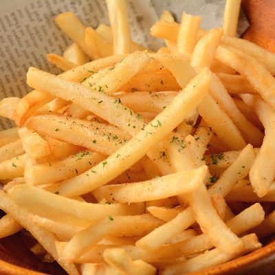 バジルソルトのシーズニングに合うフライドポテトの調理イメージ画像