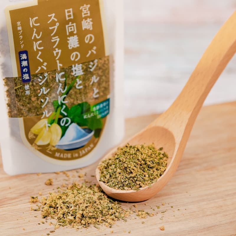 宮崎のバジルと日向灘の塩とスプラウトにんにくのにんにくバジルソルトの中身